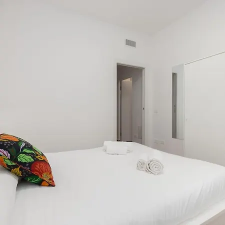 I San Siro I Steps To Metro, Ac & Free Wifi Apartment